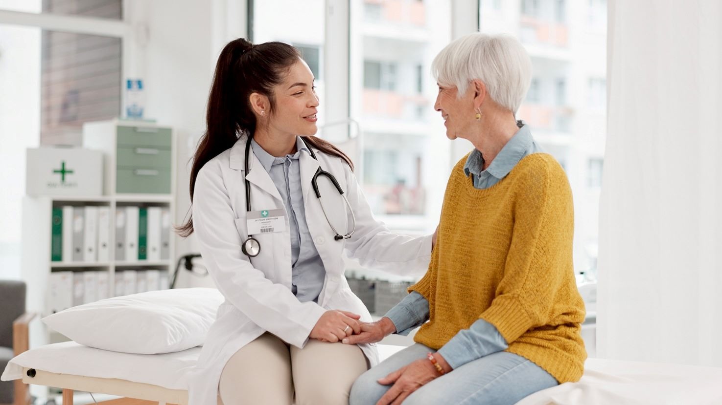 Female doctor providing compassionate care to an elderly patient at LÖSANTE Hospital