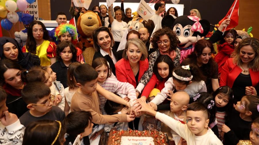 LÖSEV ramazan bayramı buluşmasında Dr. Üstün Ezer ve lösemi hastası çocuklar