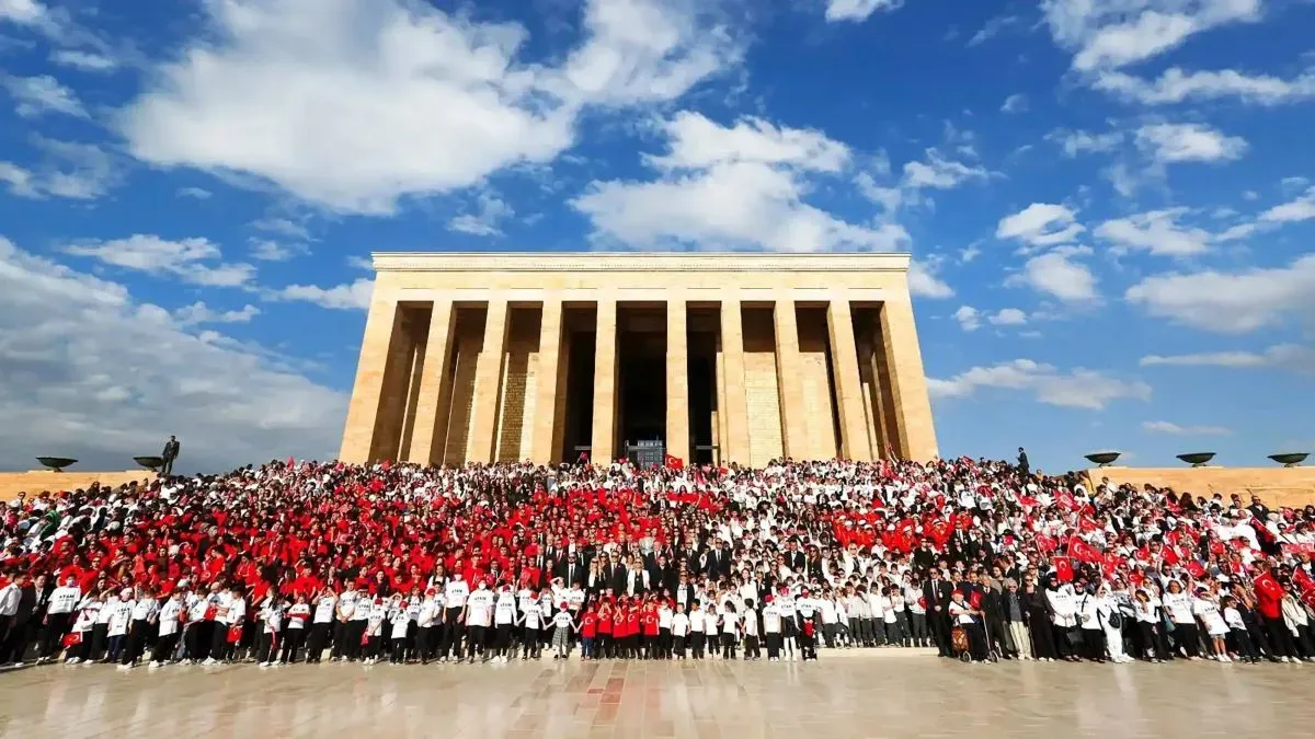 LÖSEV Kurucusu Dr. Üstün Ezer. Genel Koordinatör Hülya Ünver ve LÖSEV gönüllüleri Anıtkabir’de Atatürk’ün huzurunda