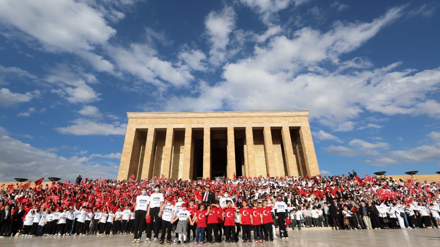 LÖSEV Yönetim Kurulu Başkanı Dr. Üstün Ezer, lösemili çocuklar ve binlerce gönüllüyle birlikte Anıtkabir’i ziyaret ediyor. Fotoğraf, Atatürk’e saygı, umut ve lösemiyle mücadelede birlik mesajı taşıyor.