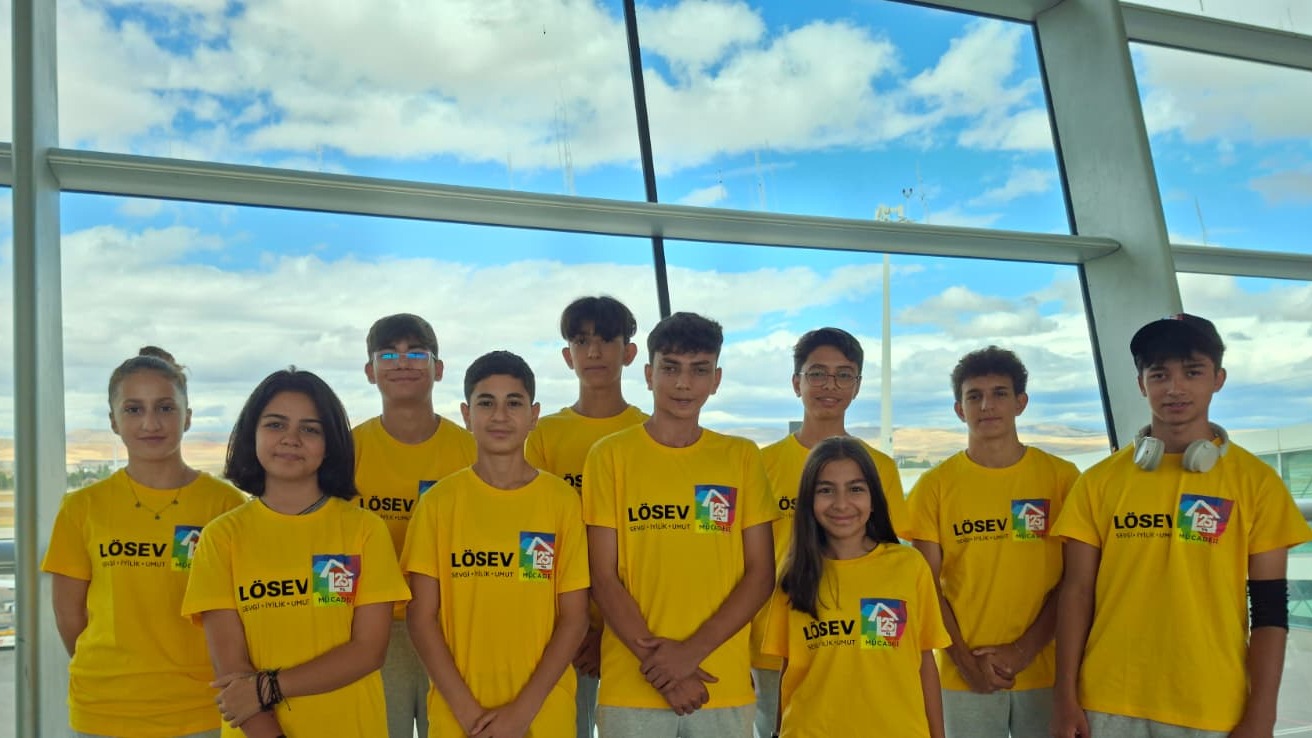 LÖSEV’in lösemiyi yenmiş kahraman çocukları, Balkan Spor Oyunları’na katılmak üzere havaalanında Türkiye’yi temsil etmenin gururunu yaşıyor. Sporun iyileştirici gücüyle umut ve dayanışma mesajı veriyorlar.