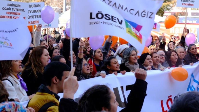 LÖSEV Genel Koordinatörü Hülya Ünver, Umudumuz Kadın Dayanışması yürüyüşünde LÖSEV Umut Hikayeleri etkinliğinde.