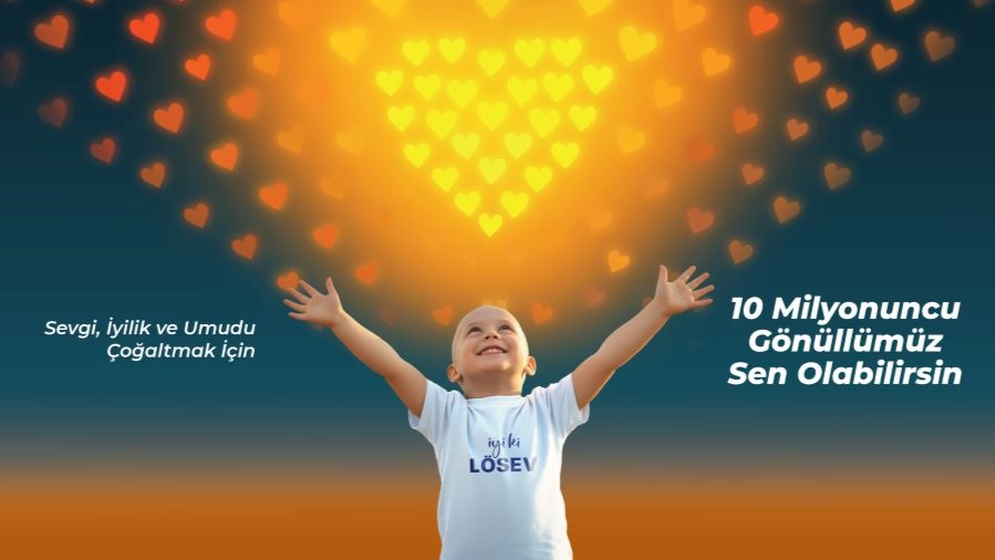 Kollarını umutla iki yana açarak gönüllülere gülümseyen lösemi hastası çocuk. Yazıda 10. milyonuncu gönüllümüz sen olabilirsin yazıyor. 