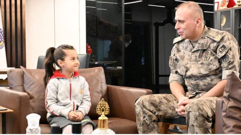 İyileşmiş lösemili çocuklar Polis Haftası kapsamında emniyet birimini ziyaret ederken