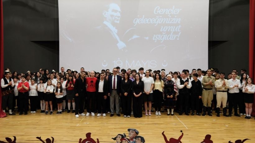 Dr. Üstün Ezer ve LÖSEV’in lösemiyi yenen kahraman gençleri, 19 Mayıs Atatürk’ü Anma, Gençlik ve Spor Bayramı etkinliğinde Atatürk portresi önünde birlikte gururla poz veriyor.