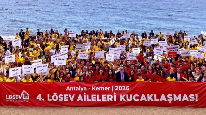 LÖSEV Antalya Aile Buluşmasında coşkulu kalabalık LÖSEV Yönetim Kurulu Başkanı Üstün Ezer ile birlikte