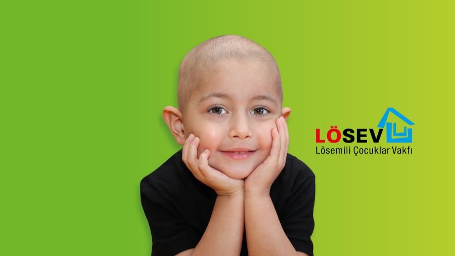 Gülümseyen lösemili çocuk LÖSEV kurban bağışı desteğiyle umut dolu bakıyor