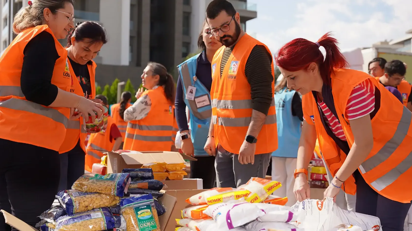 “LÖSEV gönüllülerinin Ramazan bağışı kapsamında gıda kolileri hazırlaması ve ihtiyaç sahiplerine ulaştırması”