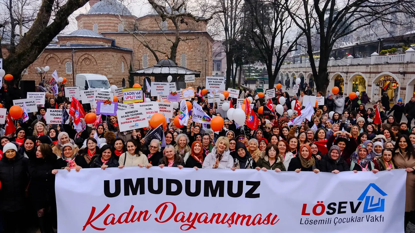Hülya Ünver, LÖSEV Yönetim Kurulu ve Mütevelli Heyeti Üyesi ve Genel Koordinatör, “Umudumuz Kadın Dayanışması” yazılı pankart taşıyan kadınlarla birlikte.