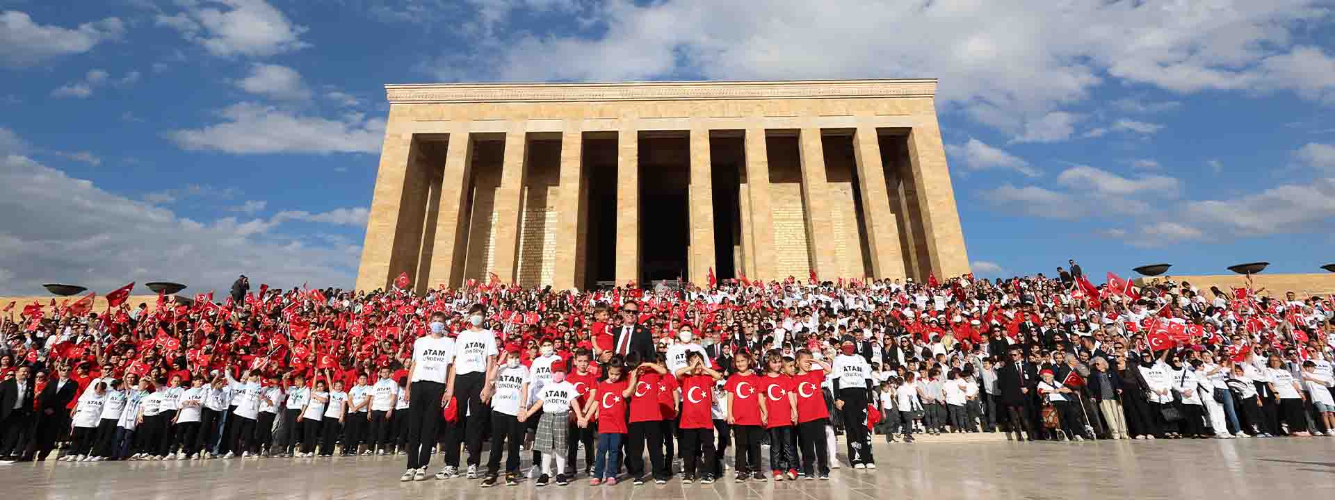 At the traditional LÖSEV Anıtkabir gathering: LÖSEV Chairman of the Board Üstün Ezer, LÖSEV staff, young people who have recovered from leukemia, children, volunteers and supporters