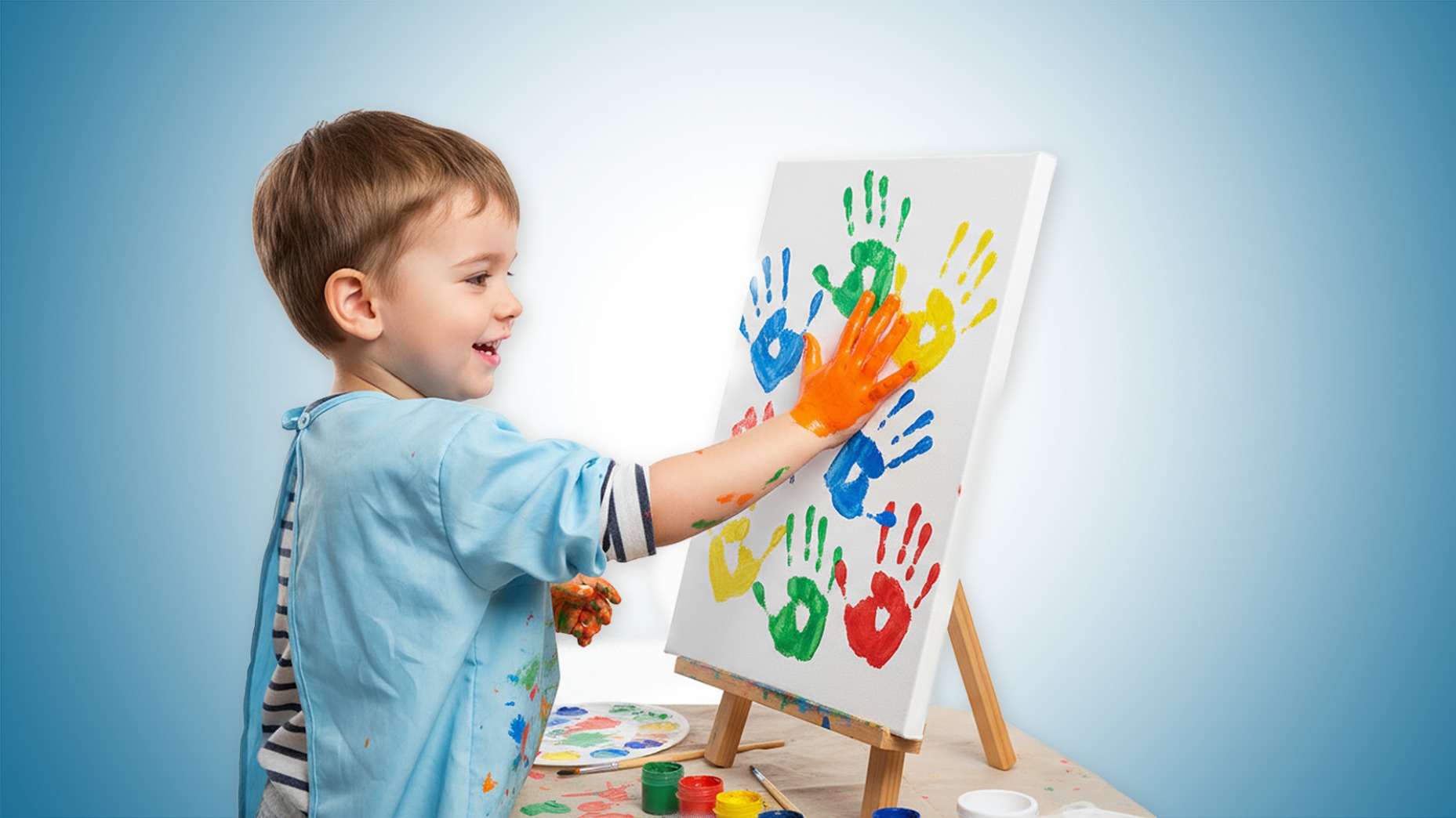 Bir LÖSEV İncisi çocuk, eline boya alarak tuvale renkli el izleri yapıyor. Görsel, LÖSEV’in inci etkinliklerinde yaratıcılığı ve neşeyi simgeliyor.