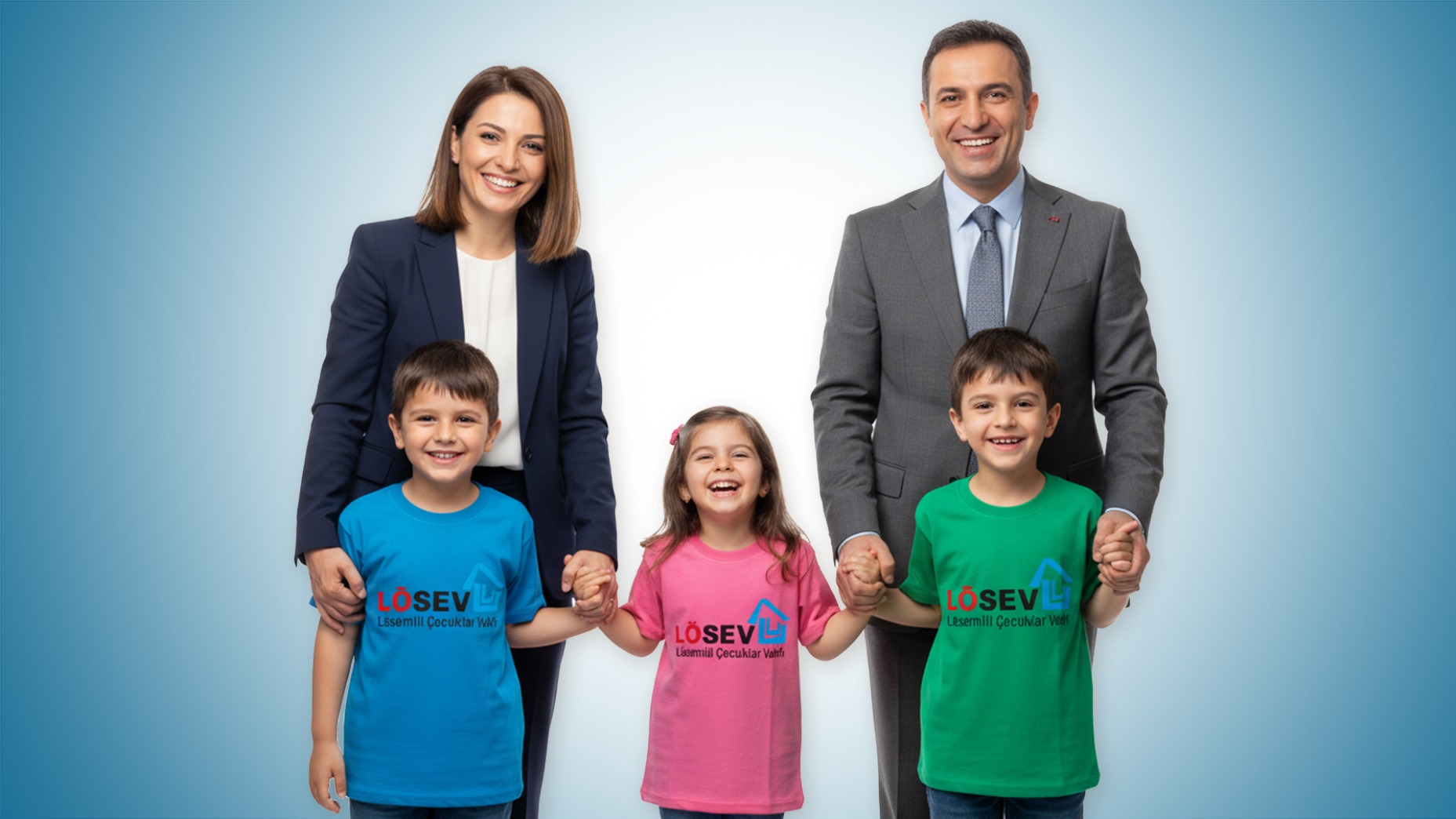 İki kurum çalışanı ile üç LÖSEV tişörtü giymiş çocuk el ele tutuşarak gülümsüyor. Görsel, LÖSEV Kurum Elçileri ve çocukların dayanışma ve umut dolu bağını simgeliyor.