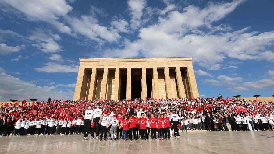 At the traditional LÖSEV Anıtkabir gathering: LÖSEV Chairman of the Board Üstün Ezer, LÖSEV staff, young people who have recovered from leukemia, children, volunteers and supporters
