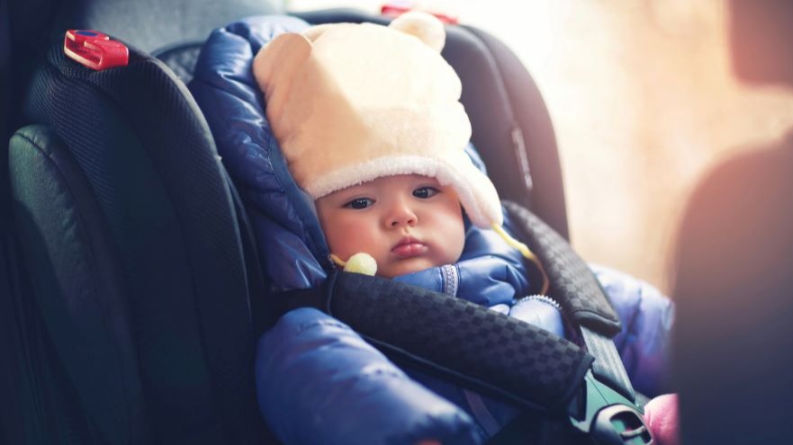 Arka koltukta çocuk araç koltuğunda emniyet kemeri takılı şekilde güvenle oturan çocuk