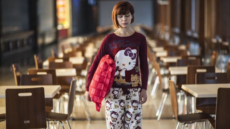 Okul koridorunda pijamalarıyla yürüyen genç kız, depresyon ve duygusal tükenmişliği temsil eden sahne