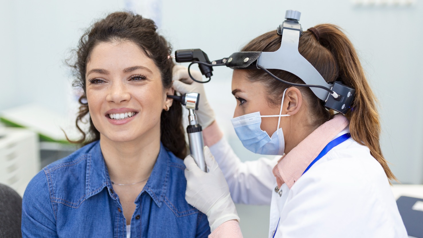 Kulak zarına ventilasyon tüpü takılmış orta kulak sıvı birikimi tedavisi gören kadın hasta