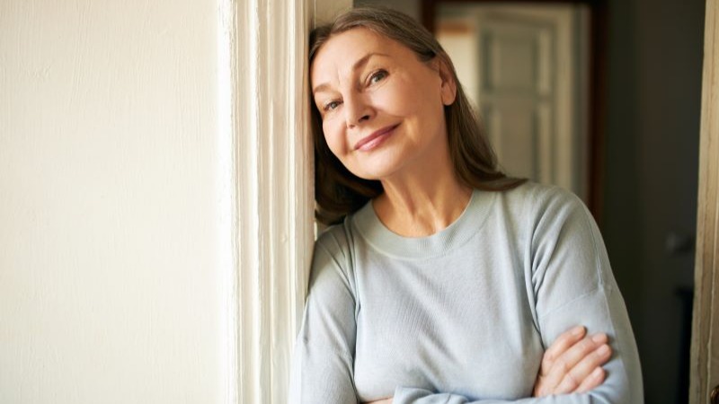 Menopoz sürecini temsil eden, orta yaş üstü kadının doğal ve sağlıklı yaşamı yansıtan görseli