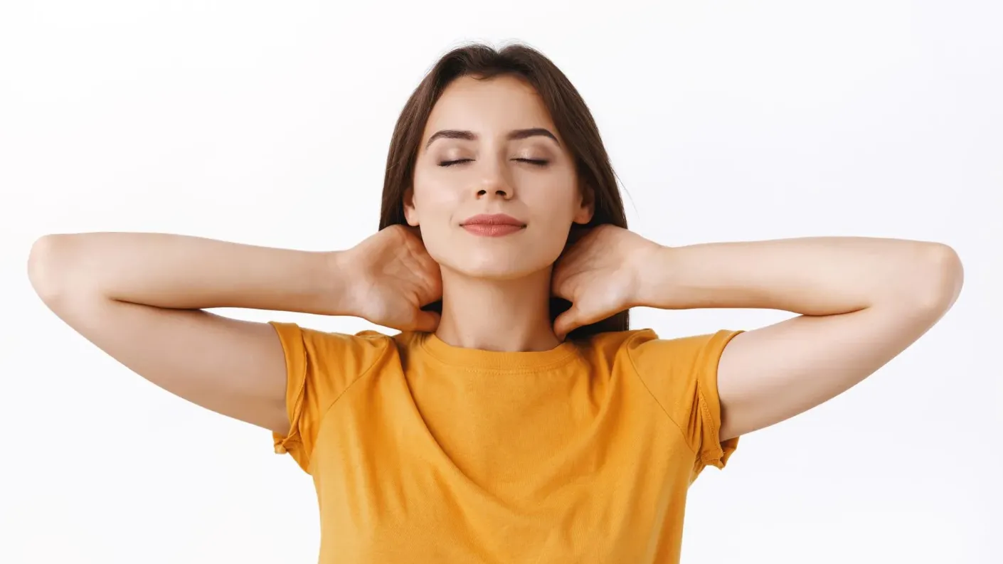 Servikal Boyun Düzleşmesi tanı ve tedavisini anlatan görsel- boynunu tutan kadın 