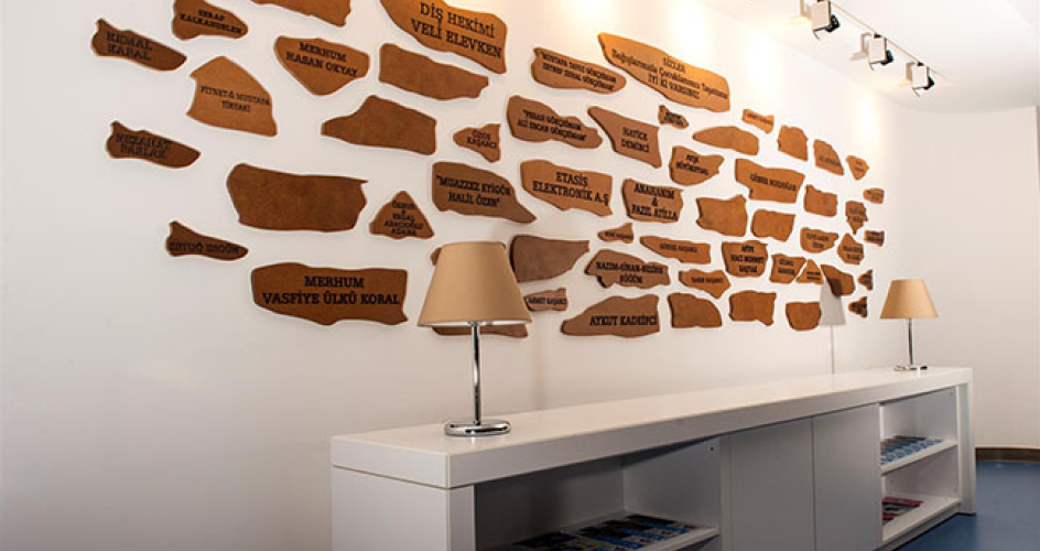 LÖSANTE Hastanesi’nin hasta katlarındaki duvar panosunda yer alan bağışçı levhaları. LÖSEV oda ve levha bağışıyla destek veren hayırseverlerin isimleri, lösemili çocukların tedavi süreçlerine umut oluyor