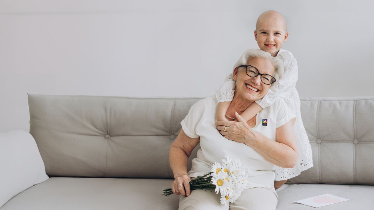 lösav gayrımenkul bağışı, yaşlı kadın ve lösemili çocuk gülümserken.jpg