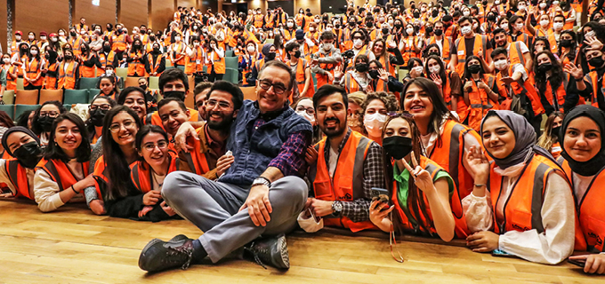 LÖSEV Yönetim Kurulu Başkanı Dr. Üstün Ezer, FAYDA Kulübü üniversite öğrencileriyle bir araya geliyor; gençlerle iyilik, umut ve dayanışma mesajı paylaşıyor.