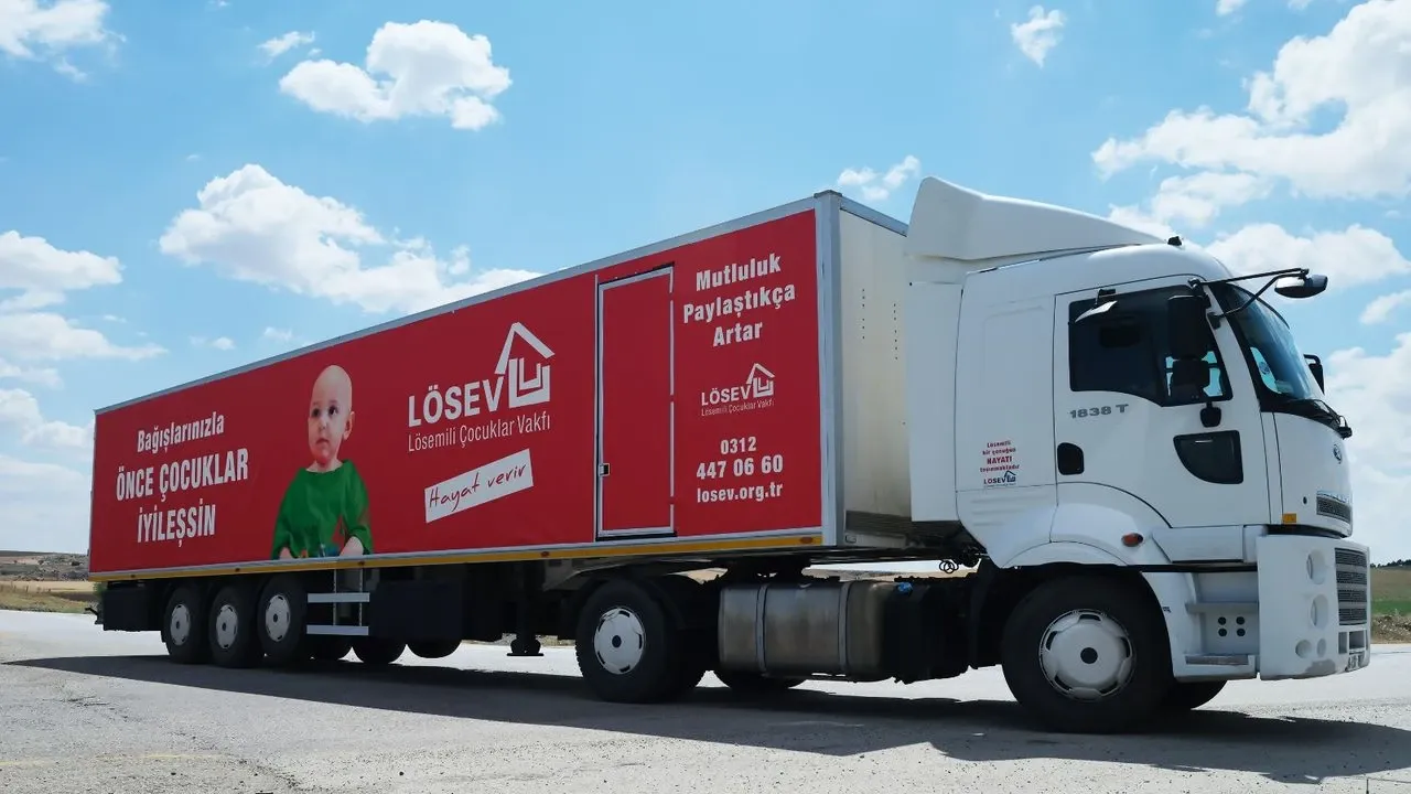 Türkiye’nin dört bir yanında lösemi ve kanser hastalarına umut taşıyan LÖSEV İyilikler Tırı, yardımları ve sevgiyi ihtiyaç sahibi ailelere ulaştırıyor.
