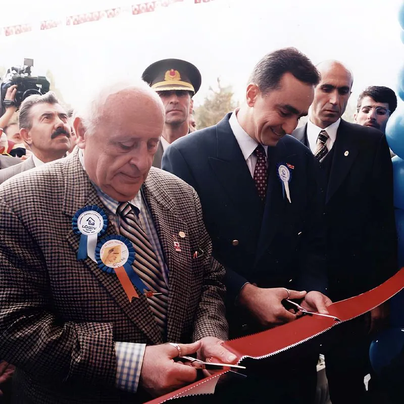 Cumhurbaşkanı Süleyman Demirel, 2000 yılında LÖSANTE Pediatrik Onkoloji Hastanesi'nin açılışını gerçekleştiriyor