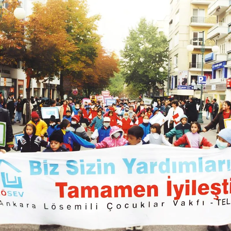 LÖSEV’in düzenlediği 2001 yılında ilk Lösemili Çocuklar Haftası etkinliğinde çocuklar ve gönüllüler turuncu renklerle farkındalık yaratıyor.