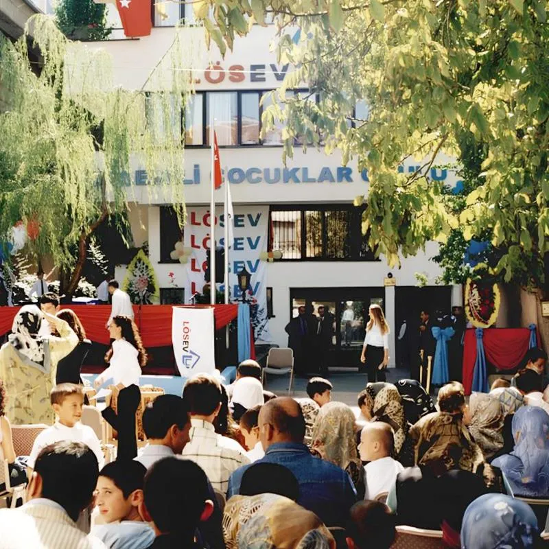 LÖSEV tarafından 2002 yılında açılan Lösemili Çocuklar Okulu’nun açılış töreninde çocuklar ve öğretmenler yeni eğitim dönemine başlıyor.