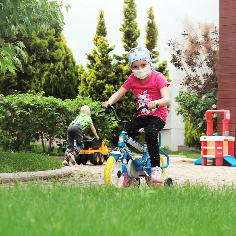 2006 Yılı - LÖSEV’in Lösemili Çocuklar Konağı açılışında aileler ve çocuklar ücretsiz konaklama ve destek hizmetlerine kavuşuyor.
