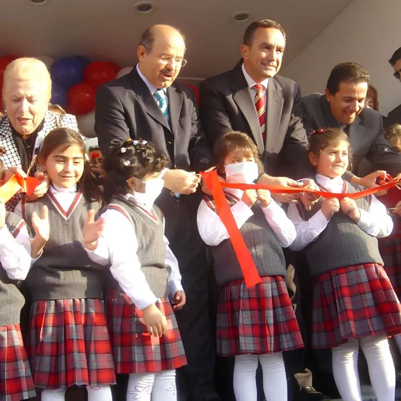 Dr. Üstün Ezer, 2008 yılında Özel LSV Eğitim Kurumları’nın açılışını çocuklarla birlikte gerçekleştiriyor ve ücretsiz eğitim hizmetini başlatıyor.