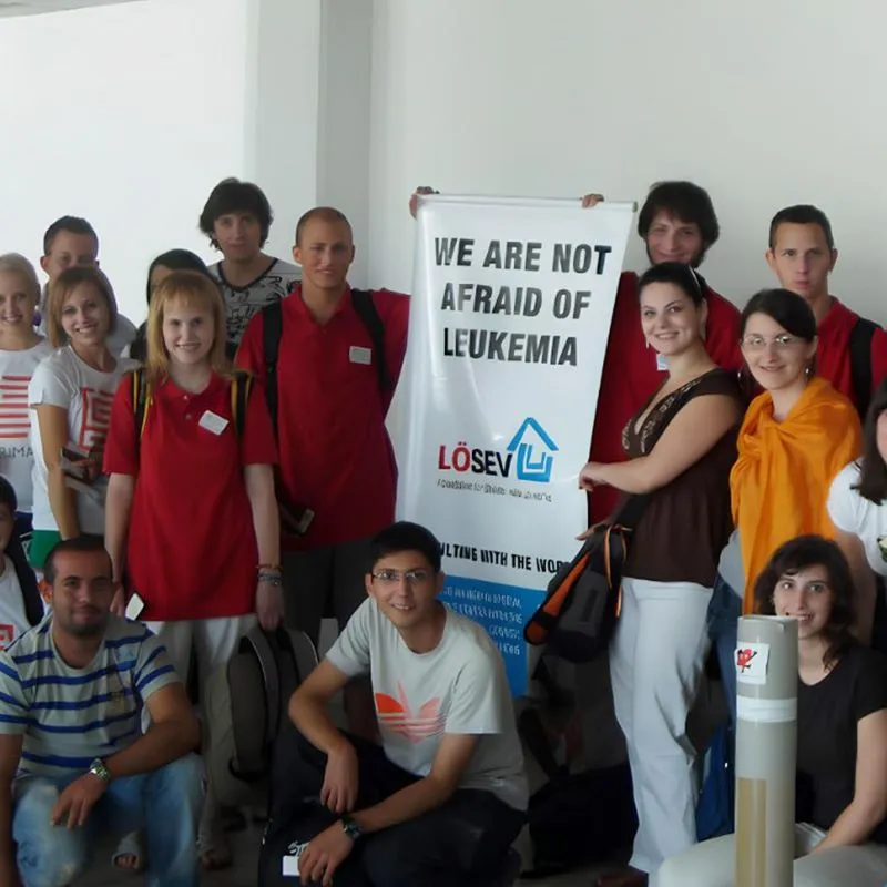 2009 yılında düzenlenen ilk Uluslararası Lösemili Çocuklar Haftası’nda gönüllüler ve iyileşmiş gençler “We Are Not Afraid of Leukemia” pankartıyla farkındalık yaratıyor.
