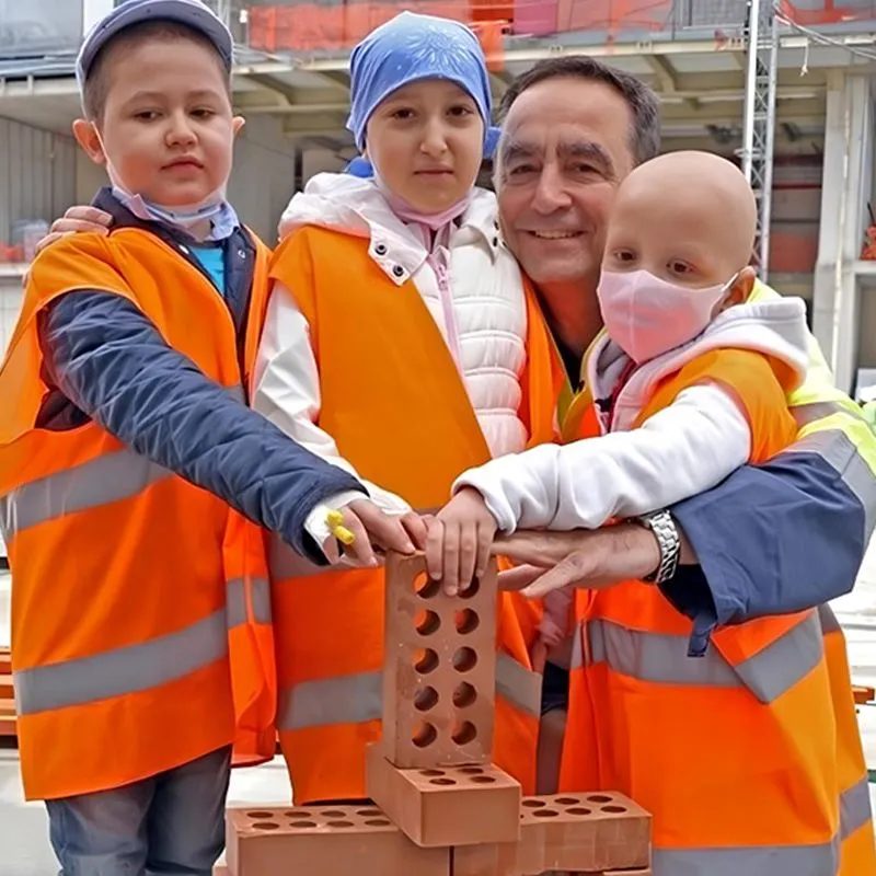 2015 yılında Ankara İncek’te açılan yeni LÖSANTE Çocuk ve Yetişkin Hastanesi’nin açılış töreninde, halkın desteğiyle inşa edilen onkoloji kenti hizmete sunuluyor.