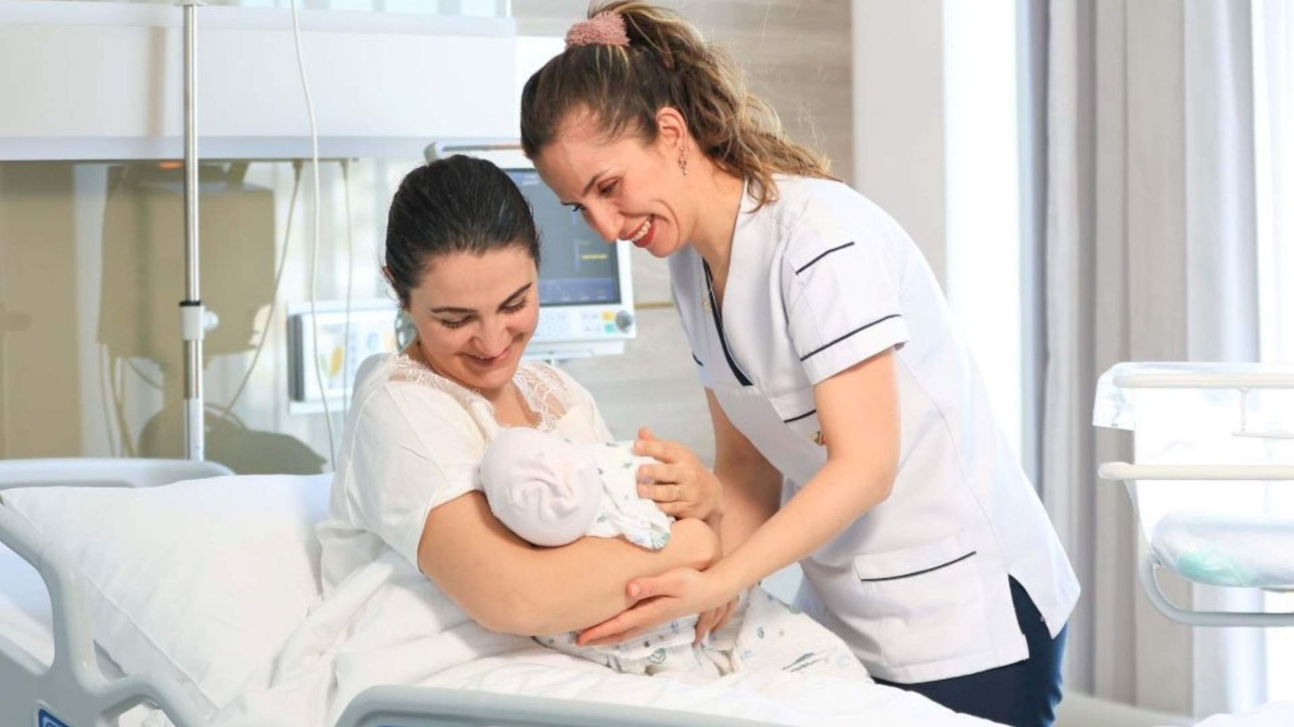 Yeni doğum yapmış anneyle ilgikenen sağlık personeli
