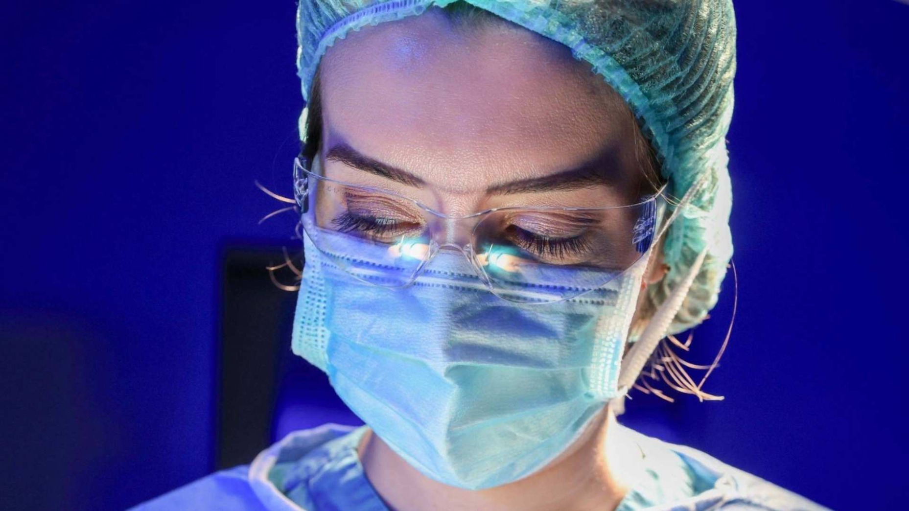 Ameliyathanede doktor görseli 