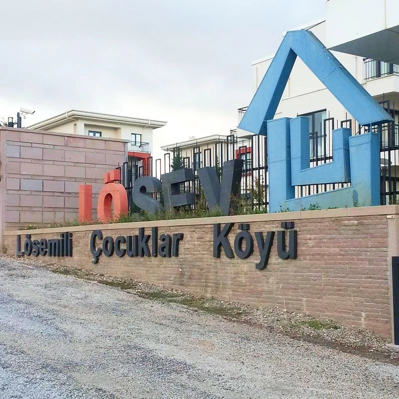 LÖSEV tarafından kurulan Lösemili Çocuklar Köyü’nde çocuklar ve aileleri doğayla iç içe, güvenli ve destekleyici bir yaşam alanında iyileşme sürecini sürdürüyor.