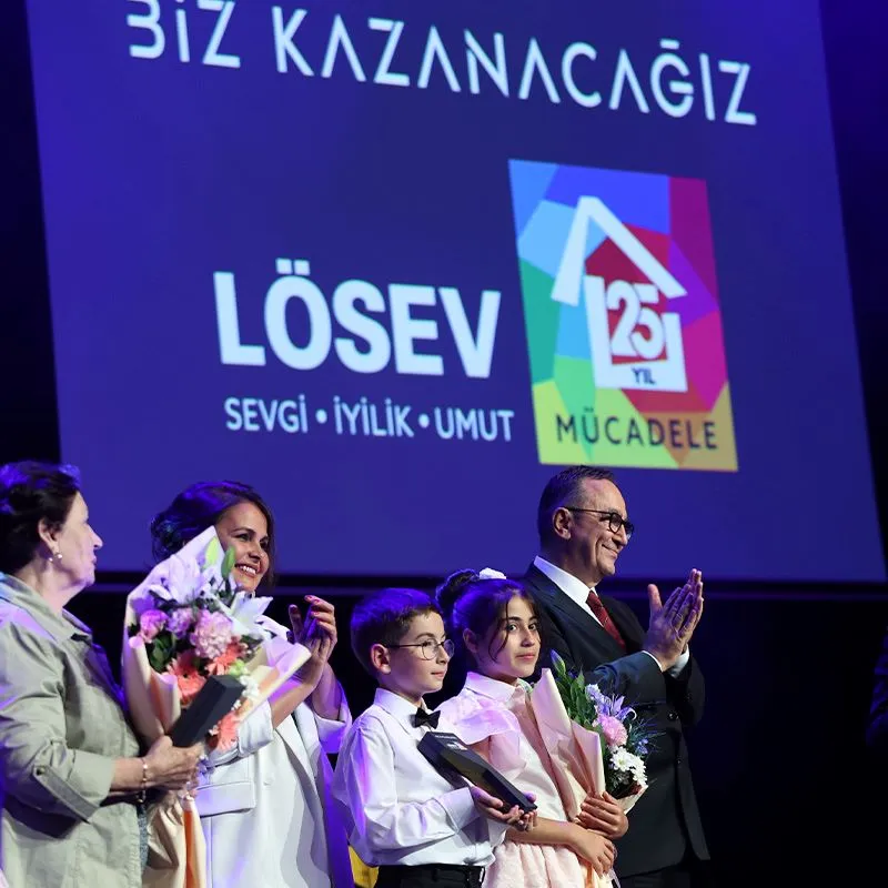 LÖSEV’in 25. yıl kutlama görseli; sevgi, iyilik ve umut temalarıyla hazırlanmış çeyrek asır mesajı.
