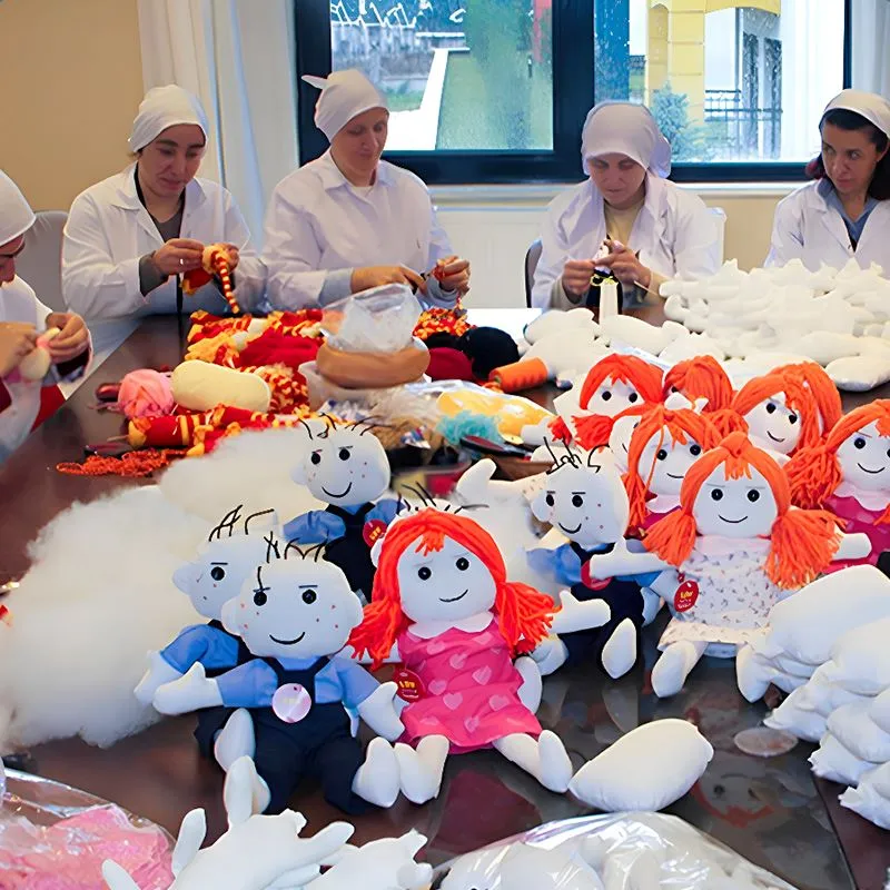 2000 yılında LÖSEV’in Anne Uğraş Atölyeleri’nden bir kare. Lösemili çocukların anneleri, LSV Dükkan markasının temellerini atan el işi üretim sürecinde, yaratıcılıklarıyla güçleniyor ve yeniden umut kazanıyor.