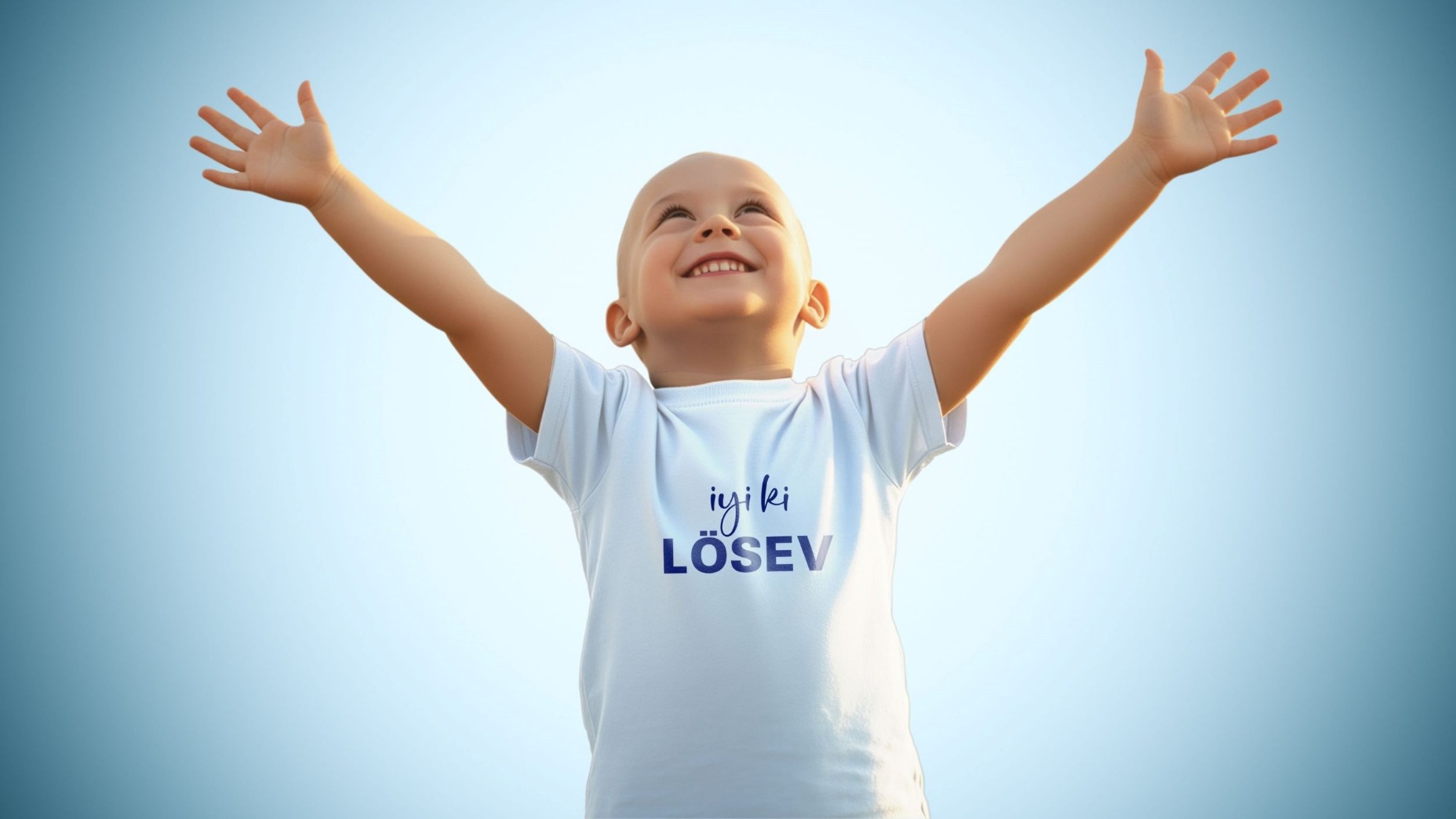 Lösemili bir çocuk, ellerini gökyüzüne kaldırmış, umut ve mutlulukla gülümsüyor. LÖSEV’in gönüllülük kampanyası, milyonlarca iyilikseveri çocuklara umut olmaya davet ediyor.